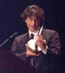 Neil Gaiman with his Hugo - Copyright © 2002, Suzanne Gibson.