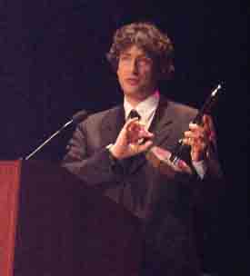 Neil Gaiman accepting the Hugo - Copyright © 2002, Suzanne Gibson.